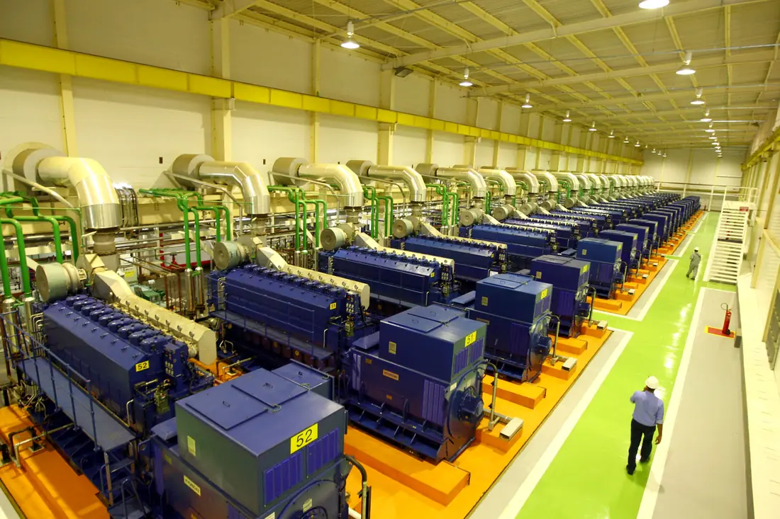 Generadores a gas en una central termoeléctrica
