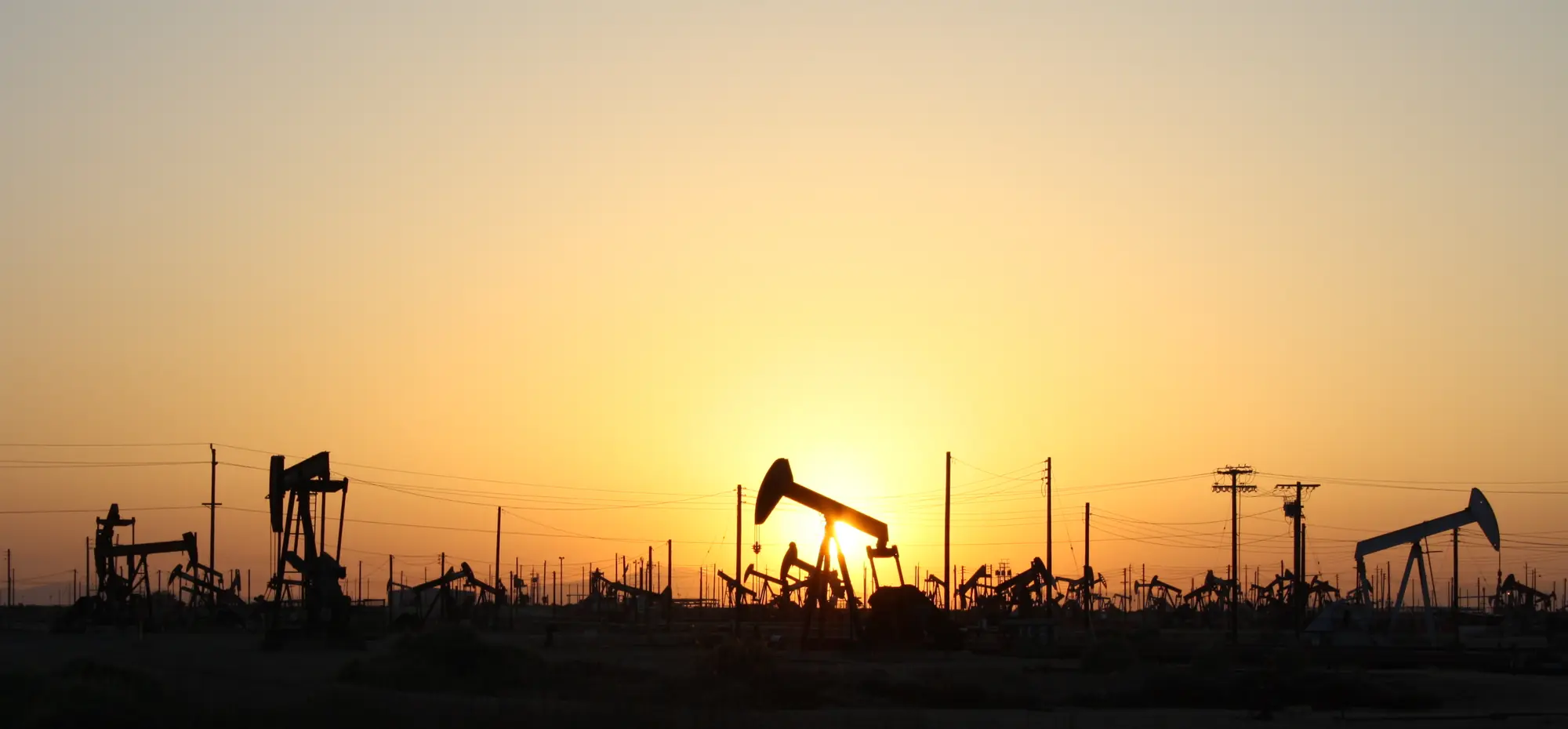 Unidades de bombeo de petróleo al atardecer